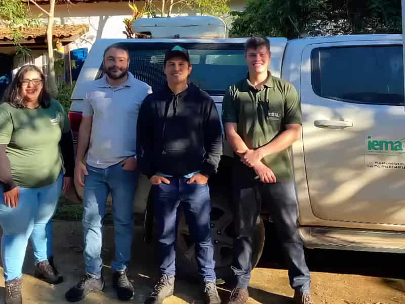 Equipe da reserva com veterinários e agentes ambientais