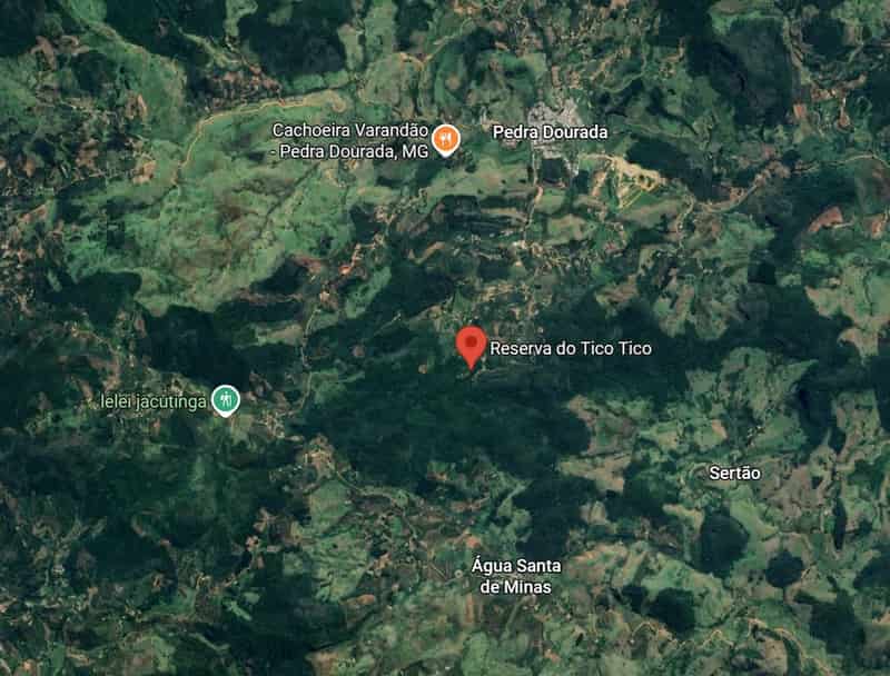 Vista de satélite da região de Pedra Dourada, em Minas Gerais. A reserva aparece marcada no centro da imagem, cercada por manchas contínuas de mata escura entremeadas de pasto e lavoura. A cidade de Pedra Dourada fica no alto, à direita.