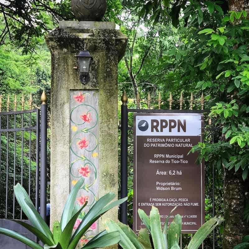 Placa de reconhecimento da RPPN Reserva do Tico-tico na entrada da propriedade
