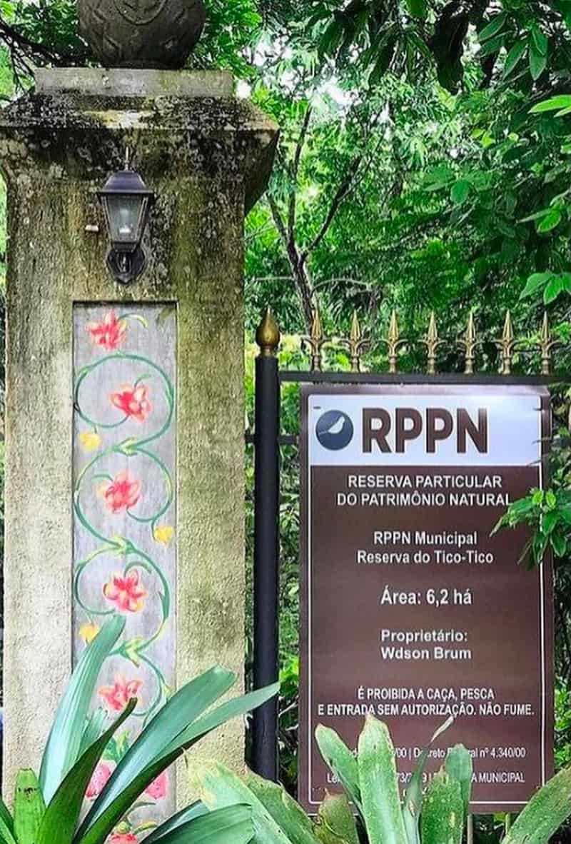 Placa de reconhecimento da RPPN Reserva do Tico-tico na entrada da propriedade