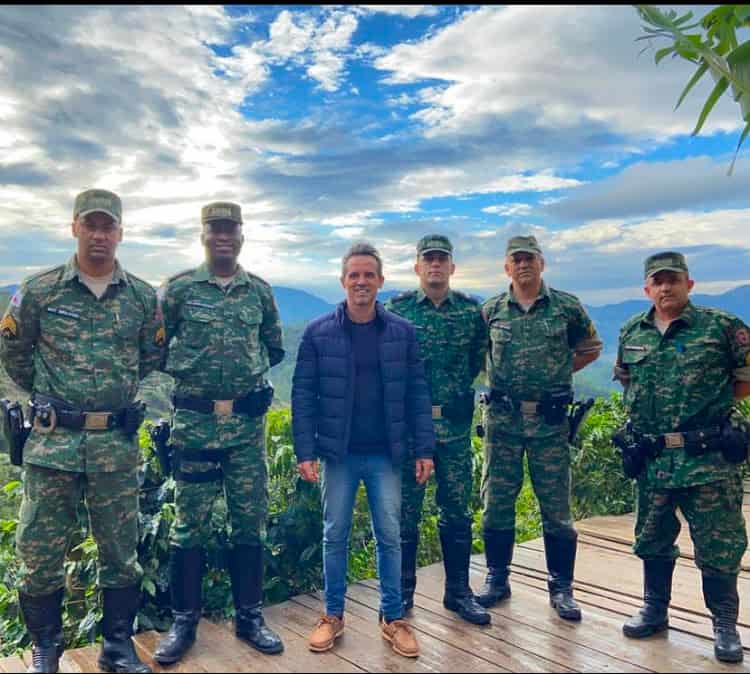 Wdson Ferreira Brum com agentes da polícia ambiental no fragmento florestal da reserva